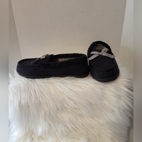Dearfoams Women's Black Moccasin Slippers with Bow, Size Medium (7/8) - Picture 2 of 7